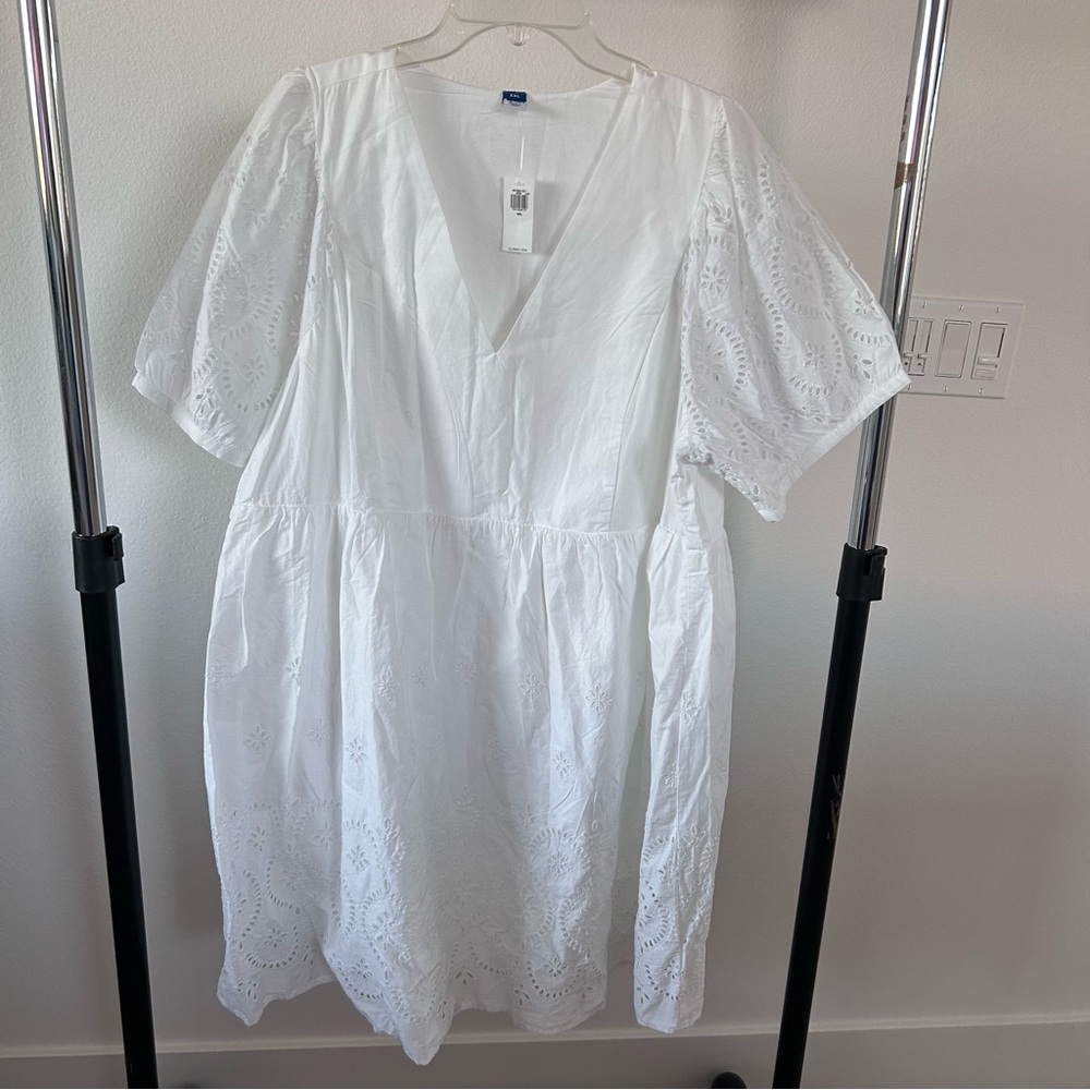 Old Navy V-Neck Eyelet Mini Dress in White Lilies - Picture 2 of 7
